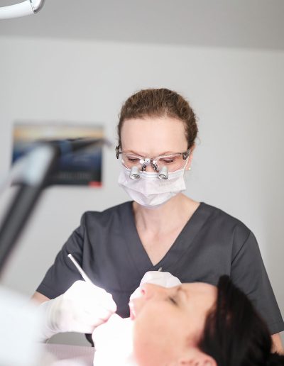 Sandy Schwenzfeier bei der Arbeit am Patienten